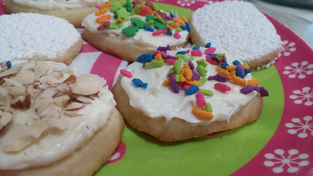 We are a festive bunch of cookies. We are sitting here waiting to be nommed by our happy friends. 